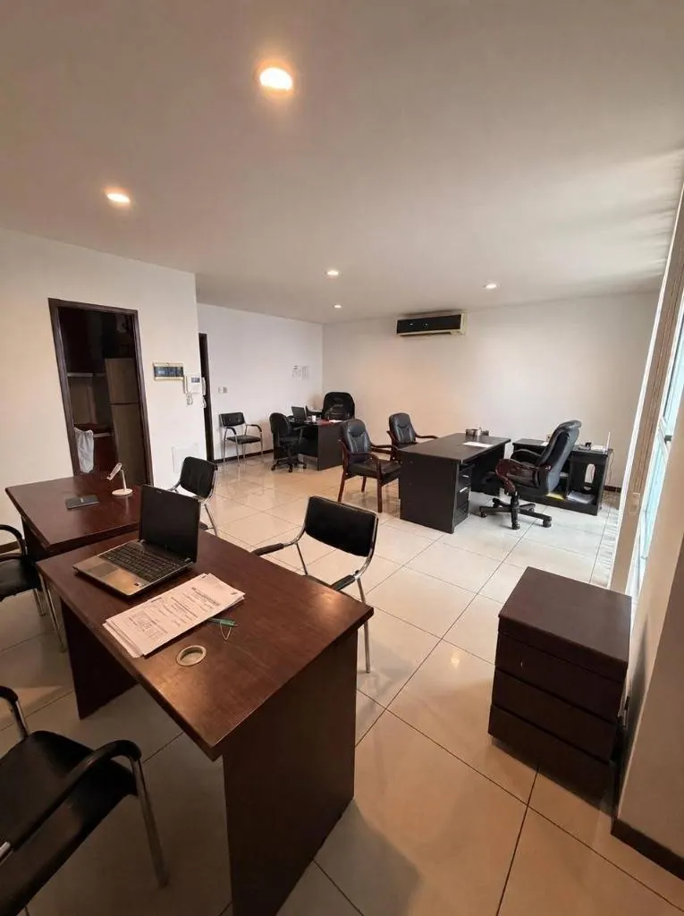 Oficina amoblada de 43 m² en alquiler en el edificio Macororó 8: foto 3 de 7