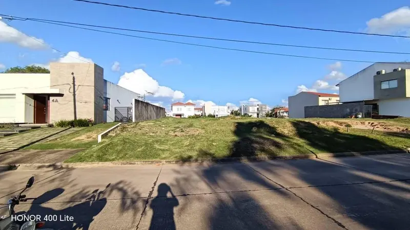 350.20 m² lot for sale in Santa Cruz de la Colina, Urubó: foto 1 de 9