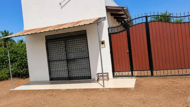 Casa de 3 dormitorios con tienda en venta en Satélite Norte, Warnes