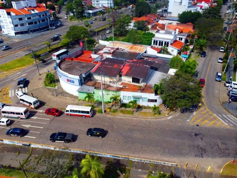 Terreno de 598 m² en alquiler en esquina de la Av. Piraí, Urbarí
