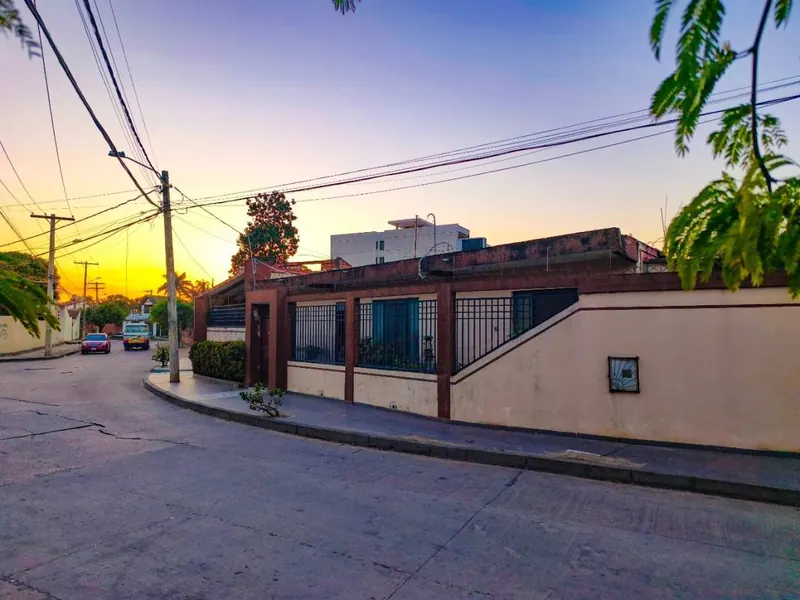 Casa de uso comercial en venta sobre la av. Carmelo Ortiz Taborga: foto 1 de 8