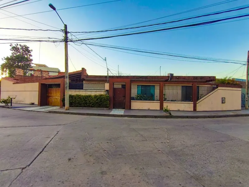 Casa de uso comercial en venta sobre la av. Carmelo Ortiz Taborga: foto 2 de 8