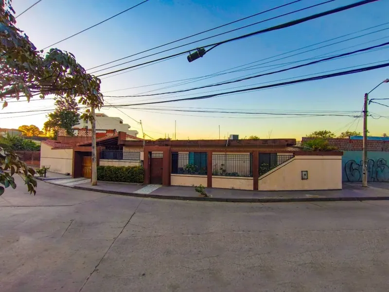 Casa de uso comercial en venta sobre la av. Carmelo Ortiz Taborga: foto 3 de 8
