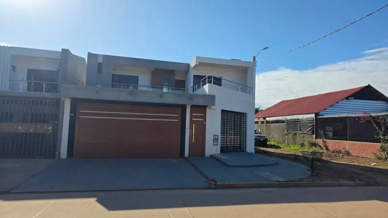 Casa de 3 dormitorios con tienda comercial en venta en Cotoca