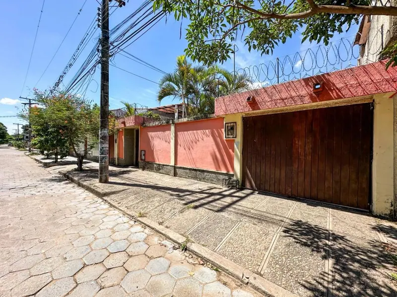 Casa de 5 dormitorios en venta frente al Parque Urbano, uso mixto