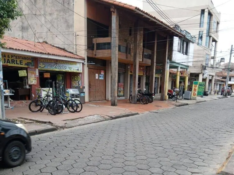 Casa con locales y departamento independiente en venta en el Centro