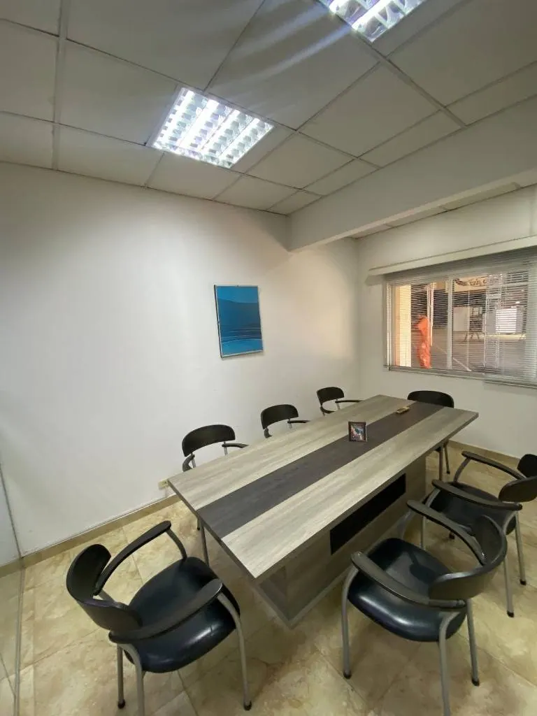 Oficina semiamoblada de 700 m² en alquiler en la Zona Oeste: foto 2 de 9