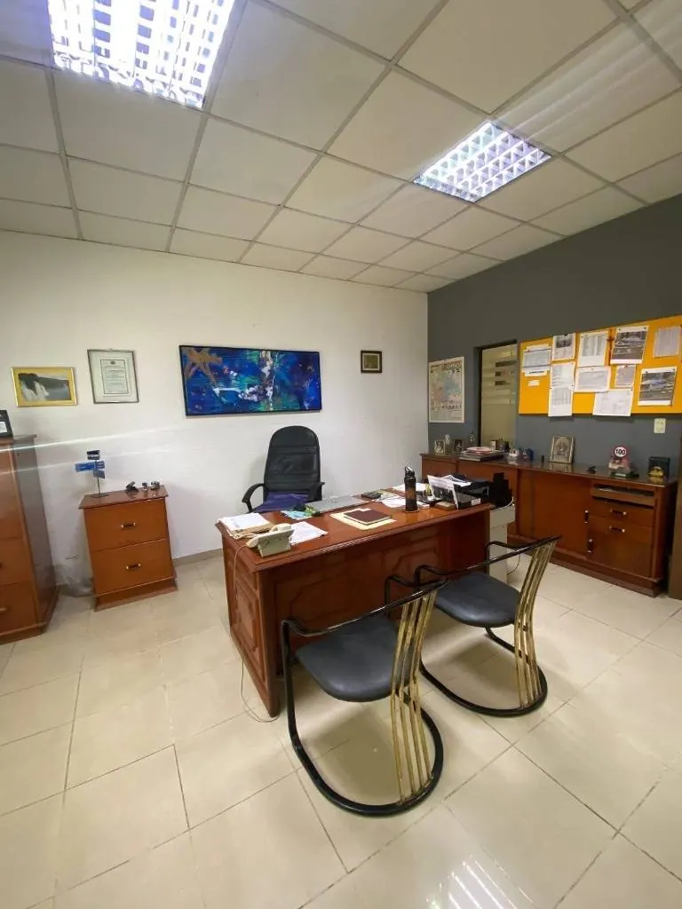 Oficina semiamoblada de 700 m² en alquiler en la Zona Oeste: foto 3 de 9