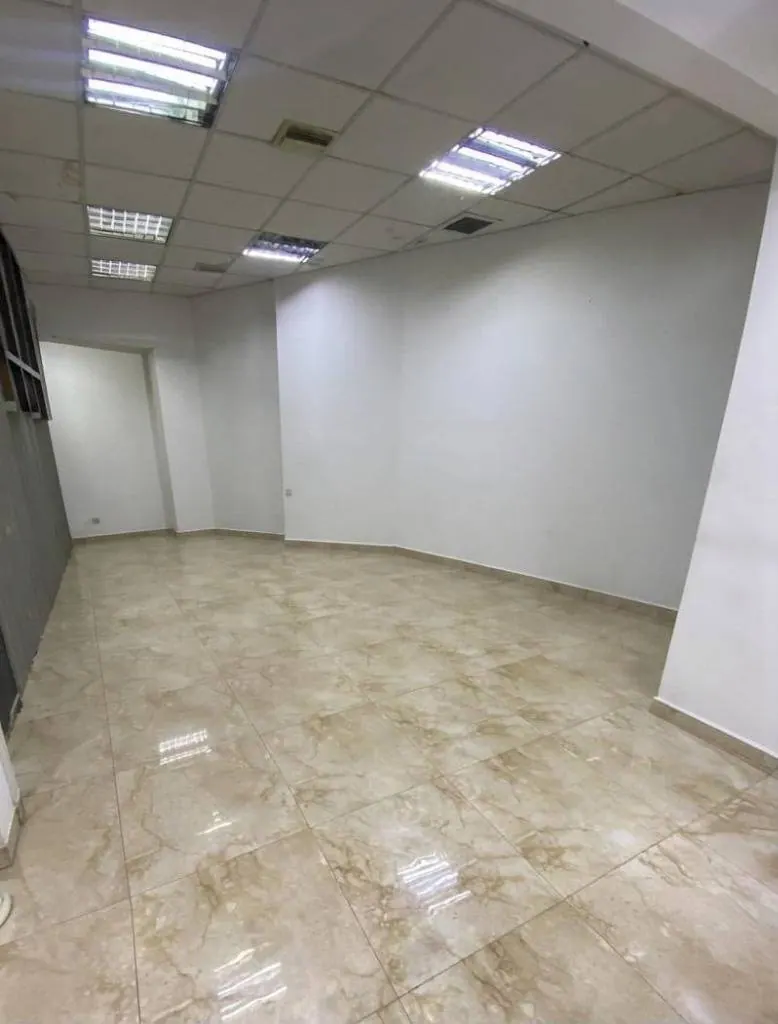 Oficina semiamoblada de 700 m² en alquiler en la Zona Oeste: foto 5 de 9
