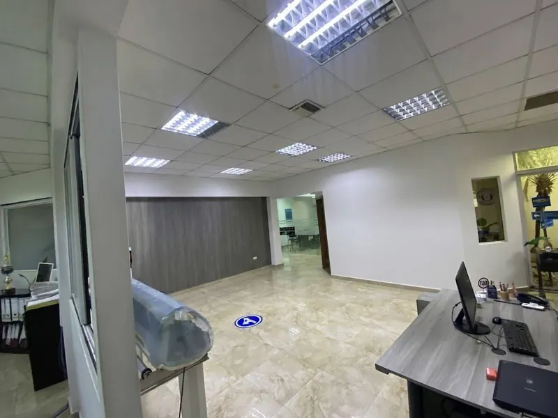 Oficina semiamoblada de 700 m² en alquiler en la Zona Oeste: foto 6 de 9