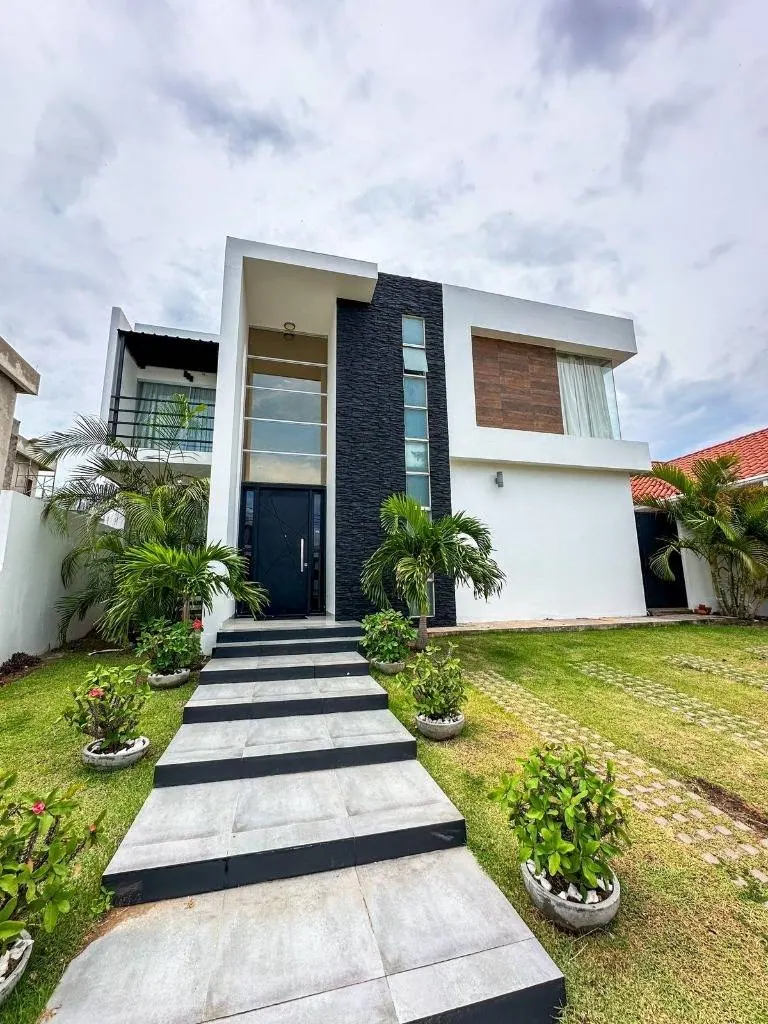 House for sale in the Santa Cruz de la Colina gated community, Urubó: foto 1 de 25