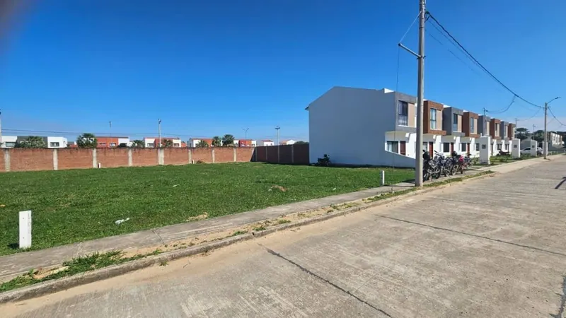 Terreno de 280 m² en venta en la urbanización Kerana II, Cotoca: foto 4 de 5