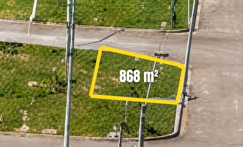 868 m² corner lot for sale in Mar Adentro, Urubó: foto 1 de 7