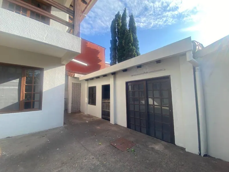 Casa en esquina en venta sobre el canal Cotoca, Zona Este: foto 8 de 20