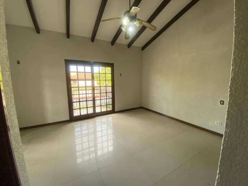 Casa en esquina en venta sobre el canal Cotoca, Zona Este: foto 17 de 20