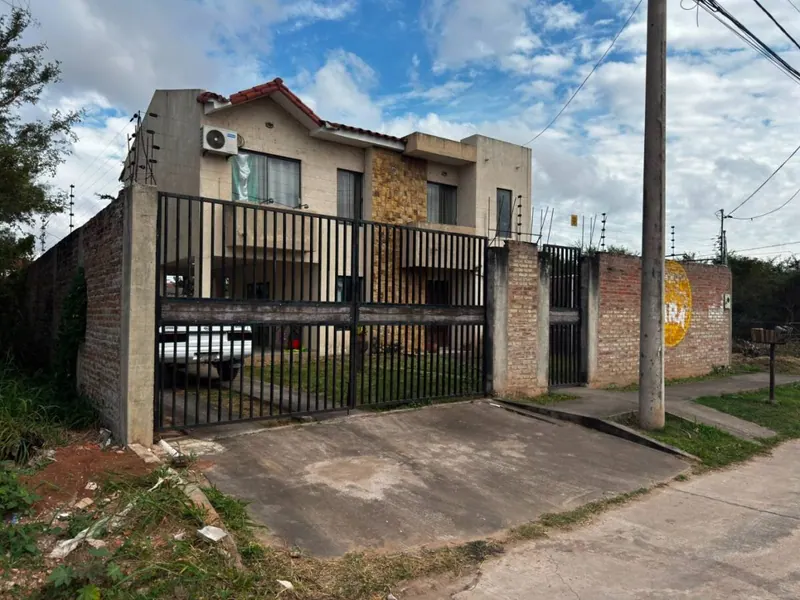 2-story house with 4 bedrooms for sale in Ciudad del Este: foto 1 de 16