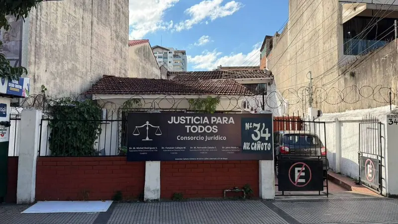 House for sale on Av. Cañoto, 1st ring, with 2 apartments: foto 2 de 5