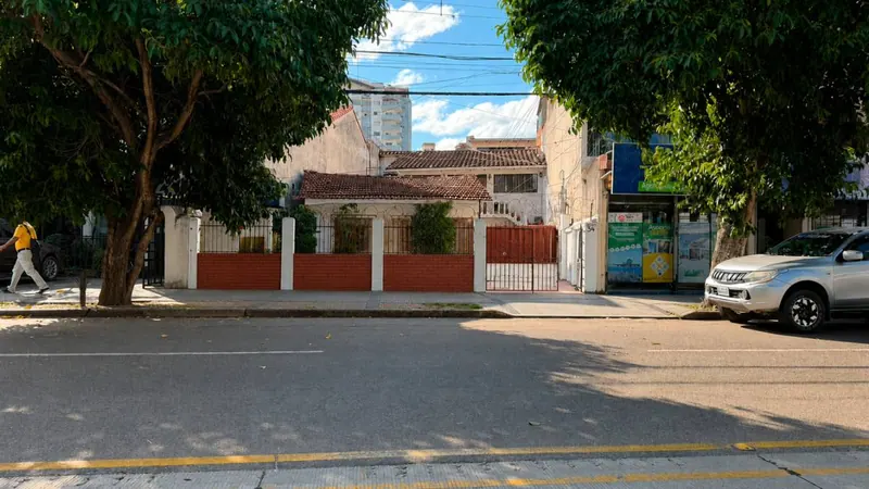 House for sale on Av. Cañoto, 1st ring, with 2 apartments: foto 1 de 5