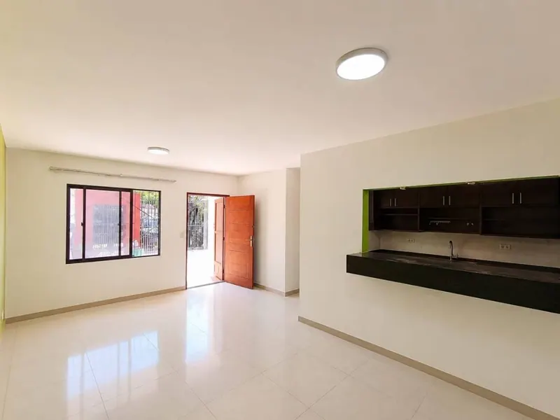 Casa de una planta con departamento independiente en venta en la Zona
