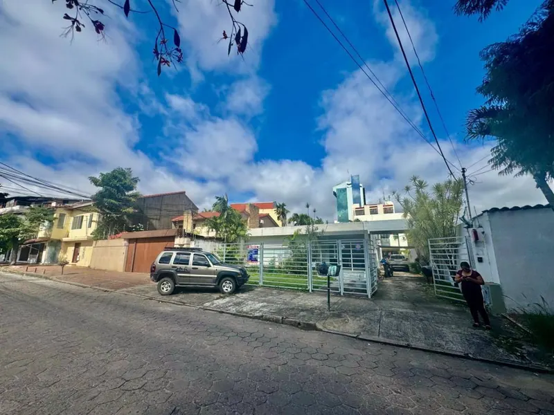 Casa con oficinas en venta sobre prolongación Quijarro, Centro