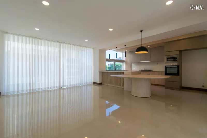 Departamento dúplex de 3 suites en venta en Equipetrol, 209 m²: foto 2 de 19