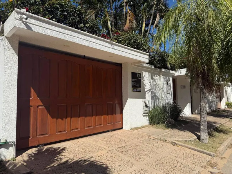 Casa de 3 dormitorios con piscina en venta en Equipetrol