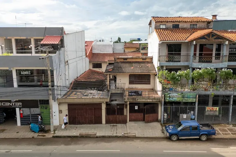Mixed-use house for sale on Av. Virgen de Cotoca, East Zone