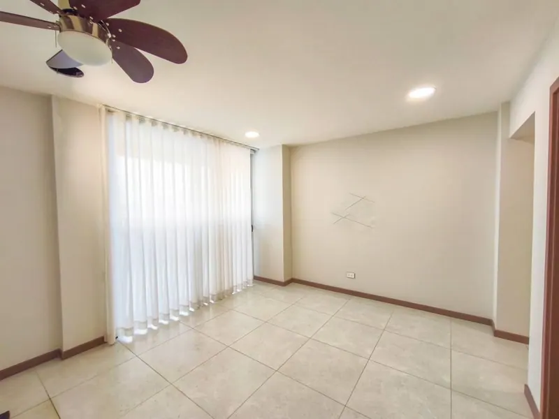 Departamento de 3 dormitorios en venta en el edificio Klug, Equipetrol: foto 3 de 10