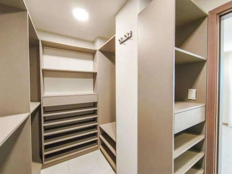 Departamento de 3 dormitorios en venta en el edificio Klug, Equipetrol: foto 4 de 10