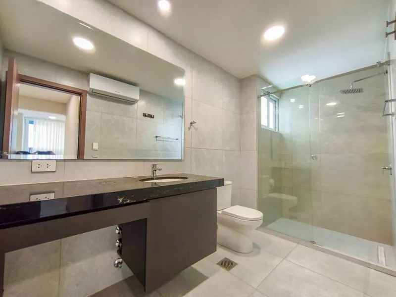 Departamento de 3 dormitorios en venta en el edificio Klug, Equipetrol: foto 5 de 10