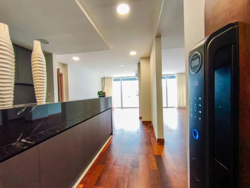 Departamento de 3 dormitorios en venta en el edificio Klug, Equipetrol: foto 7 de 10