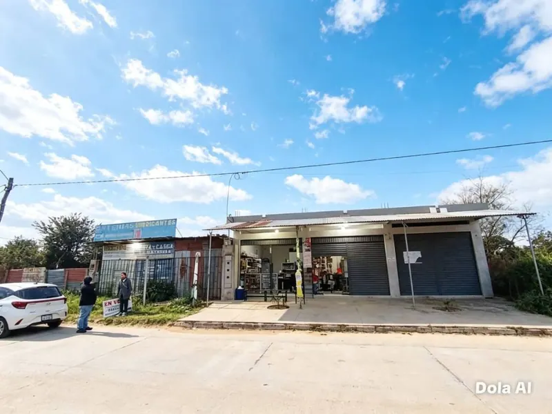Casa en esquina con 3 locales comerciales en venta en la Zona Sur