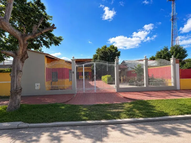 Casa de uso comercial en venta sobre la av. Cumavi, Zona Este: foto 1 de 7