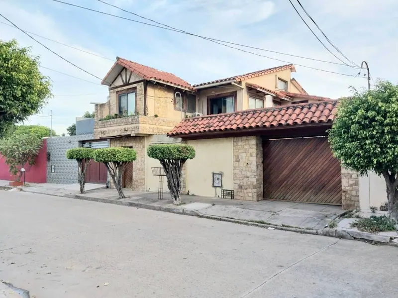 House with independent apartment for sale in the East Zone: foto 3 de 54