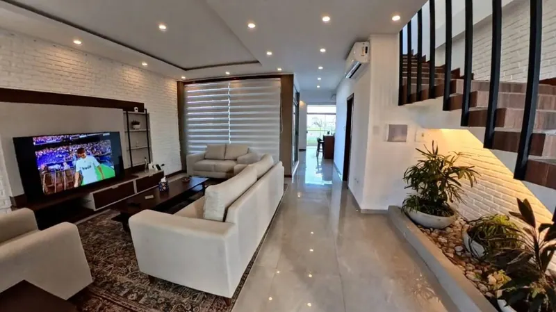 Casa amoblada de 3 dormitorios en venta en Mar Adentro, Urubó: foto 2 de 14