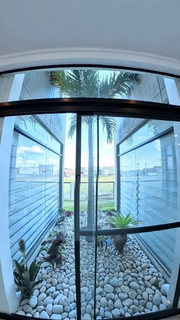 Casa amoblada de 3 dormitorios en venta en Mar Adentro, Urubó: foto 5 de 14