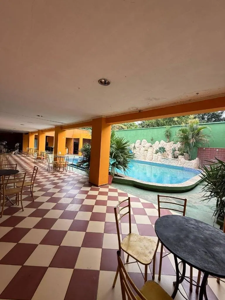 Local comercial de 1.050 m² en venta en la Zona Este: foto 2 de 6