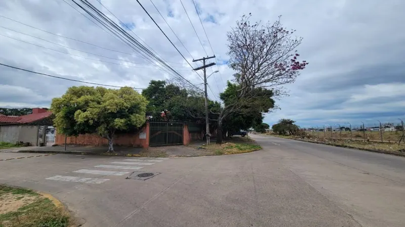 Casa en esquina en venta sobre la avenida Radial 12, Zona Sur