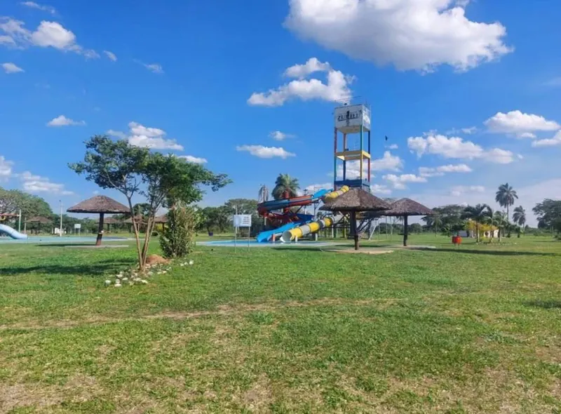 Terreno de 300 m² en venta en el Complejo Acuático Zuriel, Cotoca: foto 2 de 5