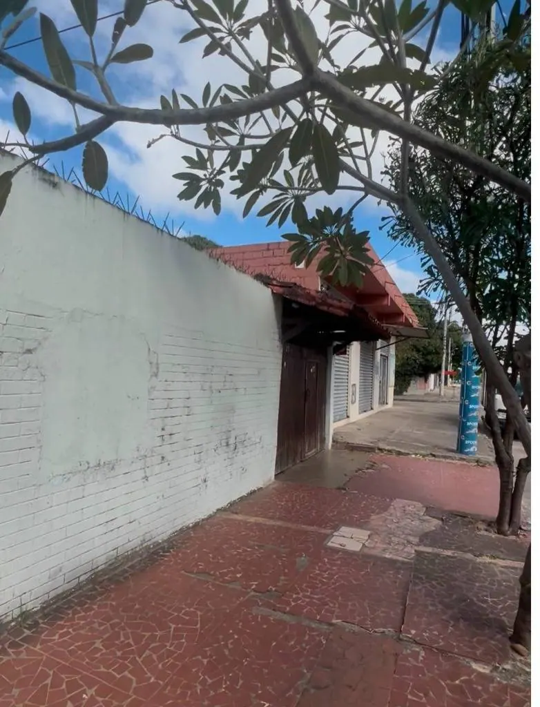 Casa de uso comercial en venta sobre la Av. Radial 19 1/2