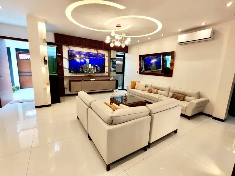Casa de 5 dormitorios con piscina en venta en la Zona Sur