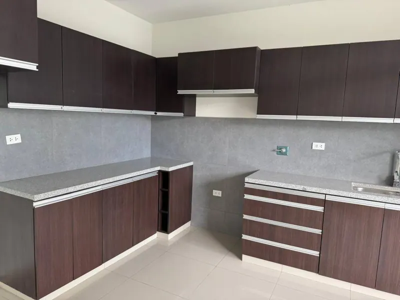 Casa de 4 dormitorios en venta en el condominio Barcelona, km 9: foto 2 de 9