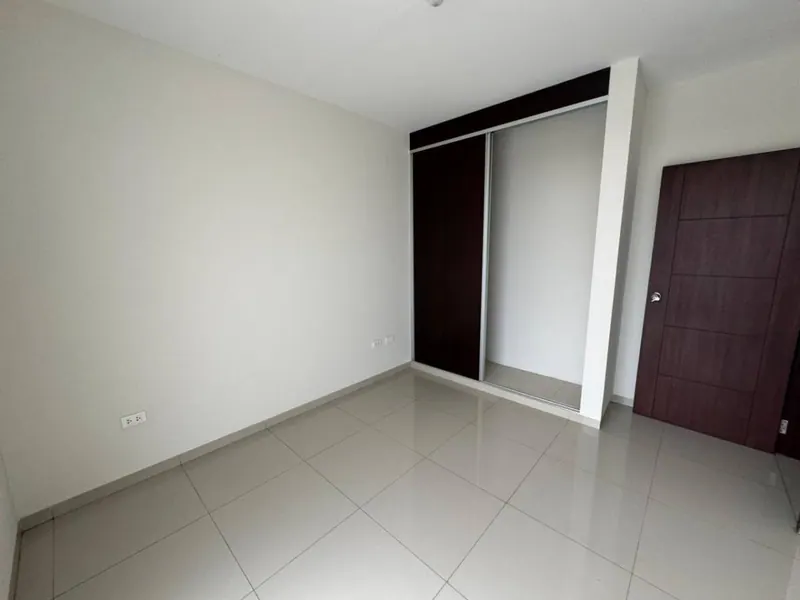Casa de 4 dormitorios en venta en el condominio Barcelona, km 9: foto 4 de 9