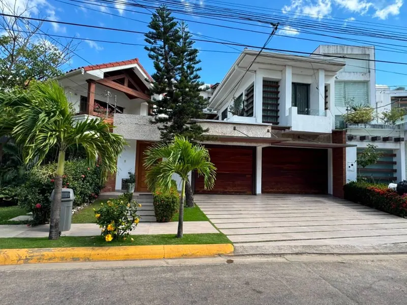 5-en-suite-bedroom house for sale in the Barrio Norte gated community: foto 1 de 55