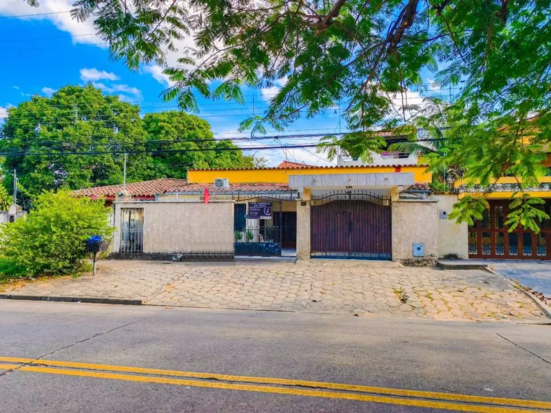 Casa comercial de 3 plantas en venta en la Zona Sur, 643 m²: foto 1 de 20