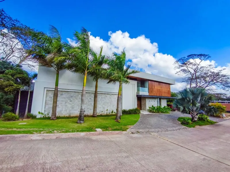 House with pool for sale in the Las Palmeras gated community, Urubó: foto 4 de 50