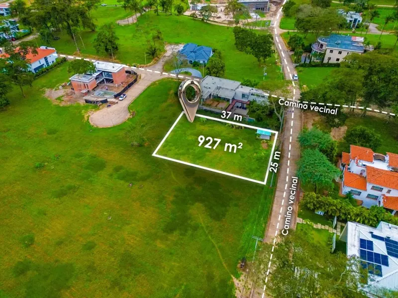 Terreno en esquina de 927 m² en venta en Colinas del Urubó: foto 2 de 6