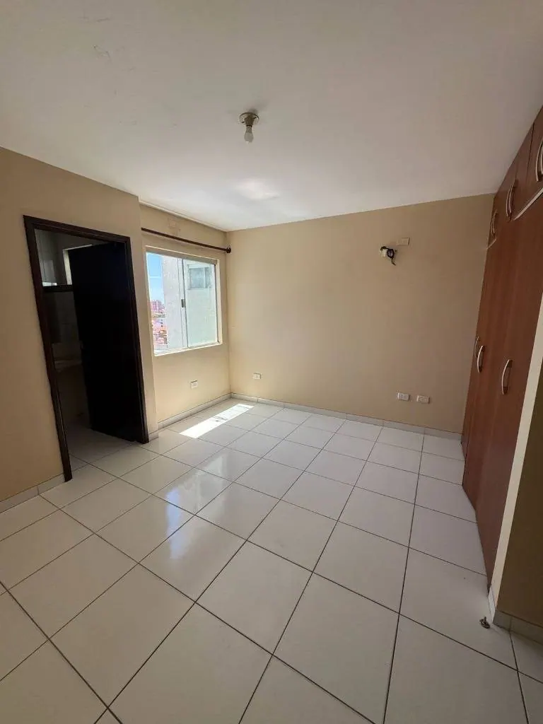 Departamento de 3 suites en alquiler en el Centro, calle Ingavi: foto 5 de 8