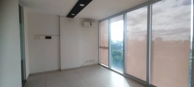 Oficina de 16 m² en alquiler en el edificio Top Center, Av. Beni: foto 3 de 6
