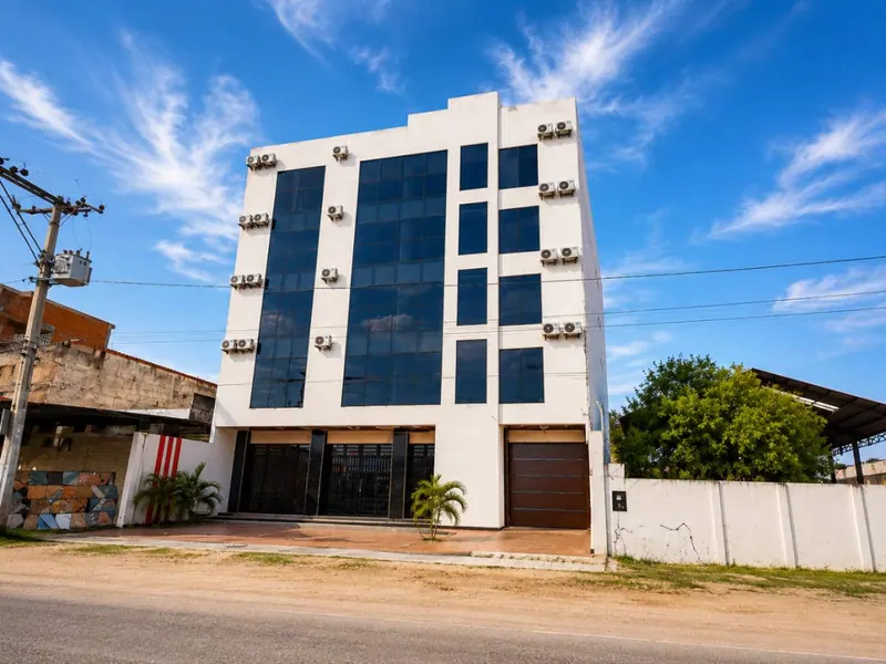 Edificio tipo hostal en venta sobre la Av. Circunvalación, Montero